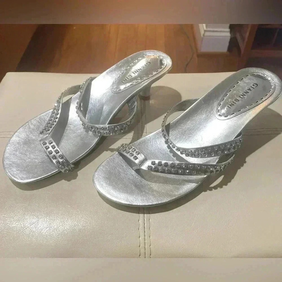 Gianni Bini Metallic Silver Thong Sandals with Rhinestones size 7.5M NWOT - Picture 2 of 10
